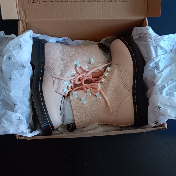 Dr. Martens 1460 Pascal In The Color “Shell Pink Milled Nappa”. Size 5 - Picture 3 of 8